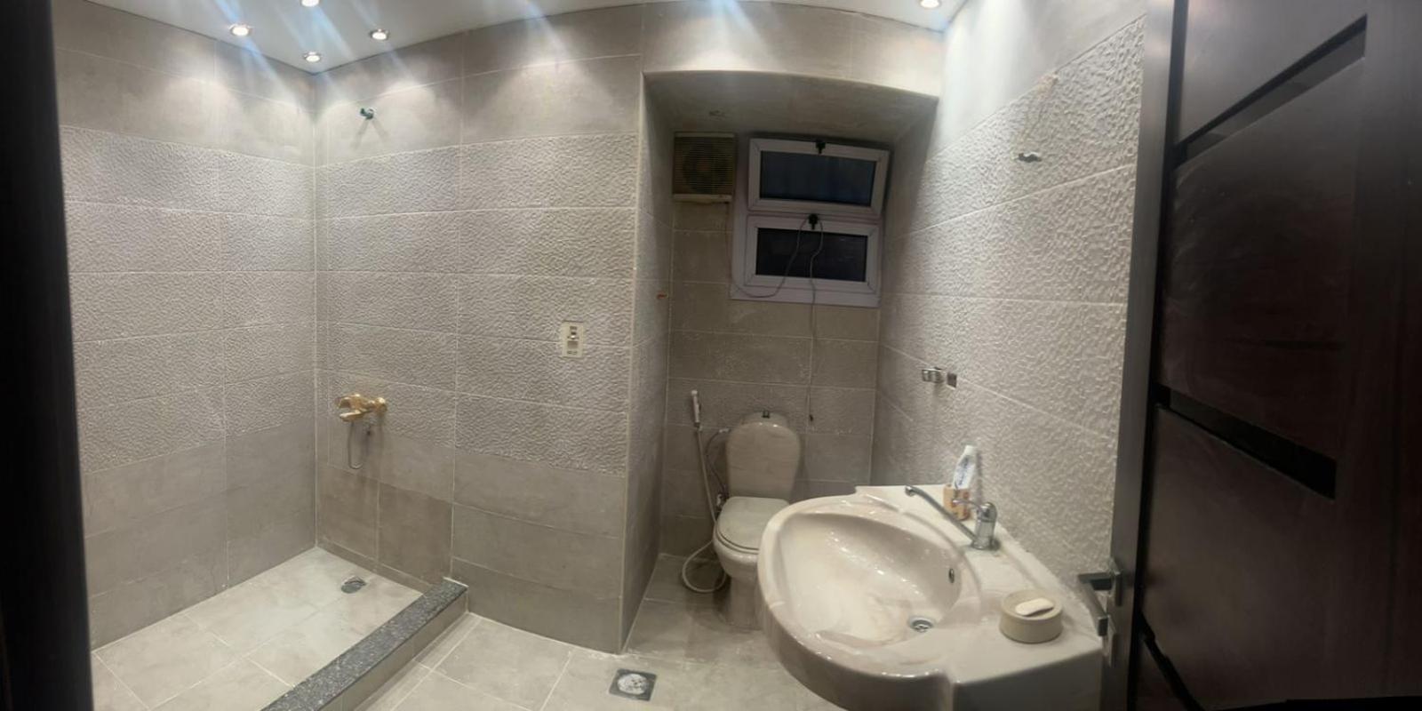 Apartment شقه فاخره ذات موقع و مساحه كبيره مميز في مدينه نصر